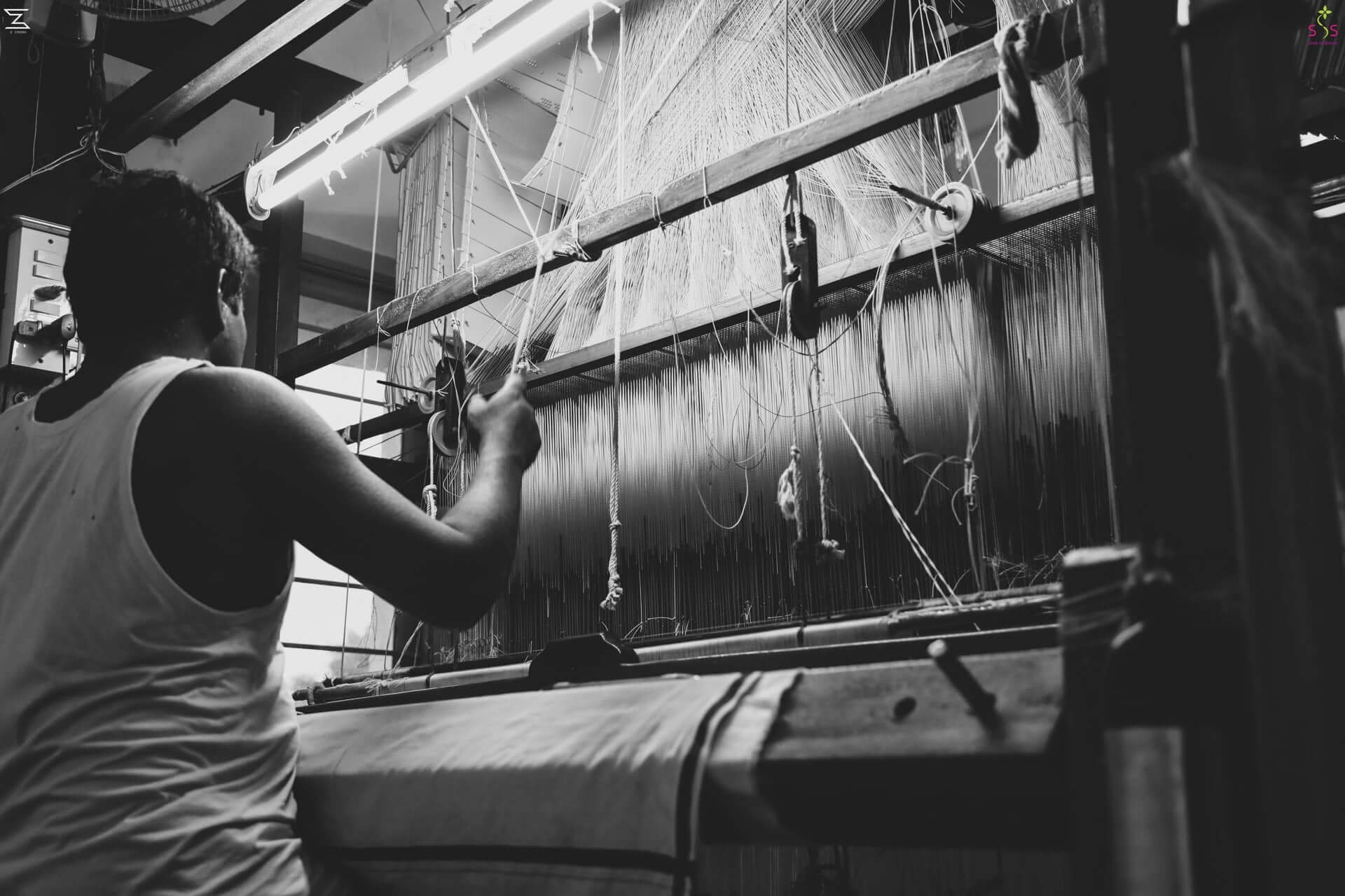 Kanchipuram silk saree manufacturer weaver pit loom